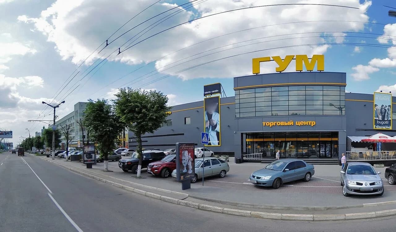 Фасад торгового центра ГУМ на Советской, 77